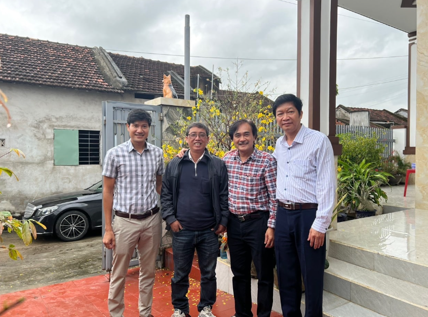 Nhà thơ Tạ Hùng Việt mang một nỗi buồn riêng với 'Hãy nhìn vào mắt bão và tin lời đắng cay'