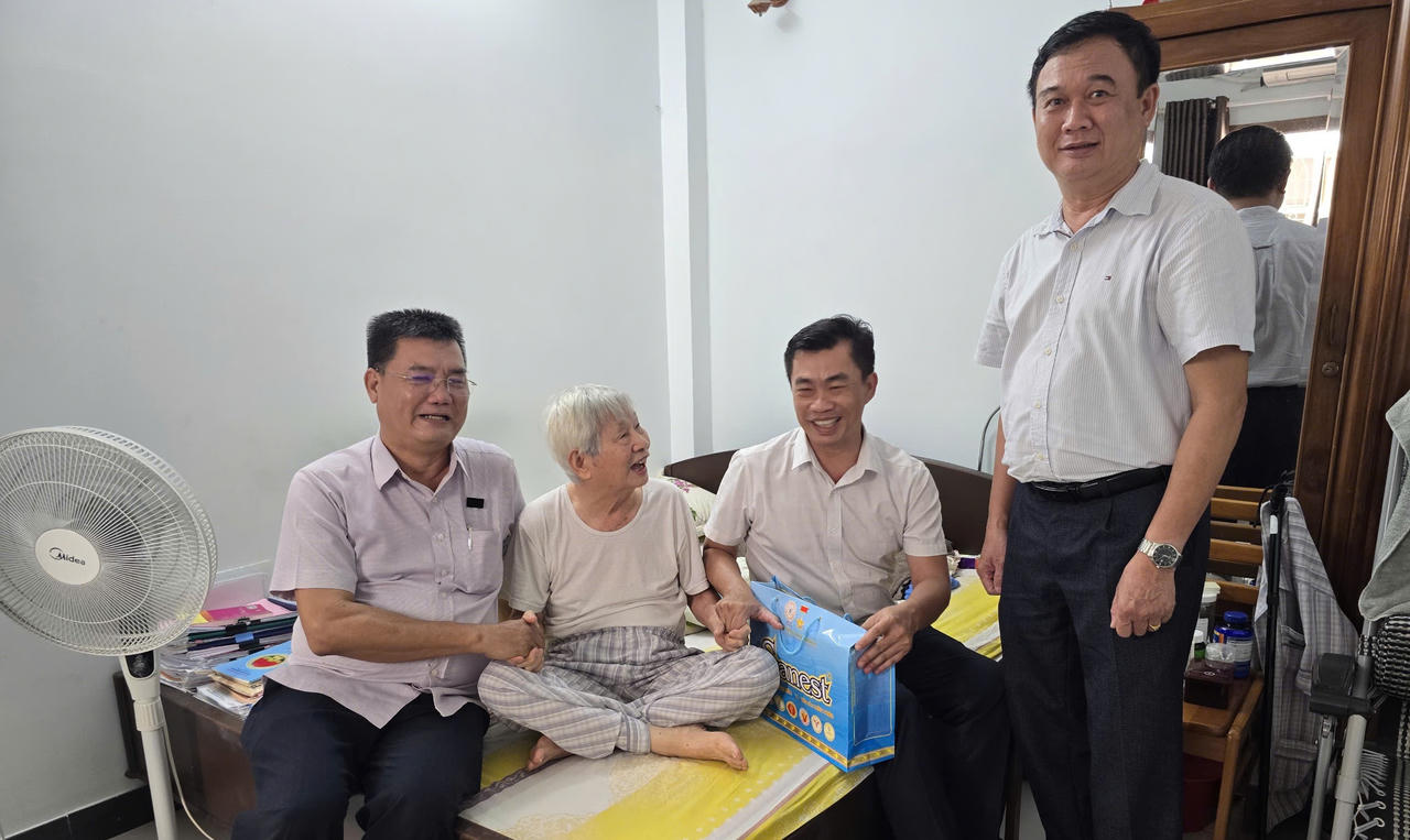 Sở Tư pháp tỉnh Khánh Hòa thăm hỏi các thế hệ lãnh đạo đi trước