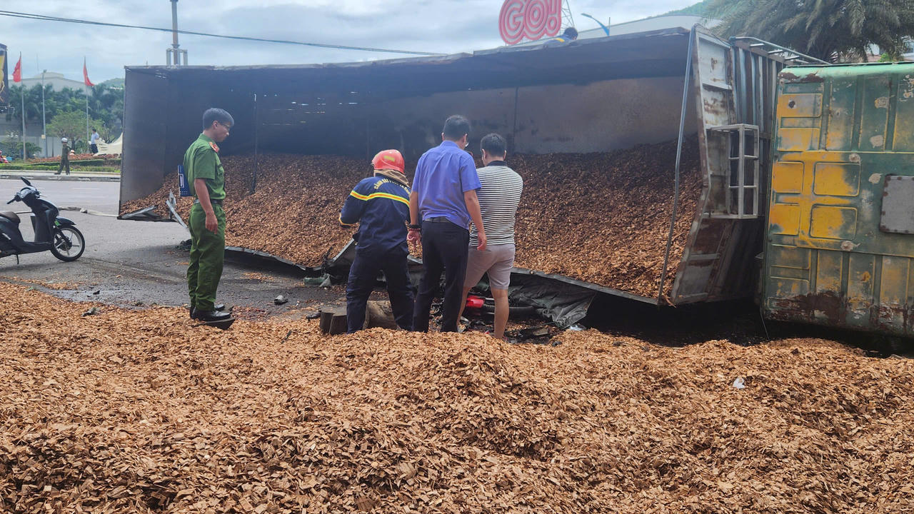  Xe tải chở dăm bị lật khiến 3 người tử vong