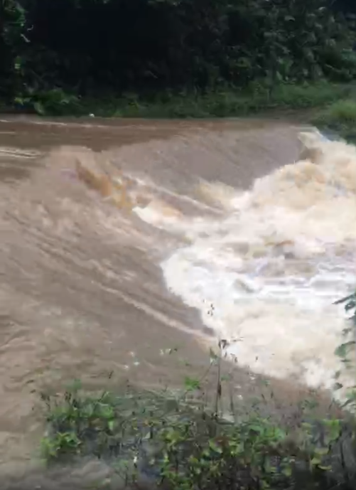 Mưa lớn gây ngập lụt nhiều tuyến đường ở Bình Định 