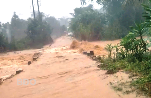 Mưa lớn gây ngập lụt nhiều tuyến đường ở Bình Định 