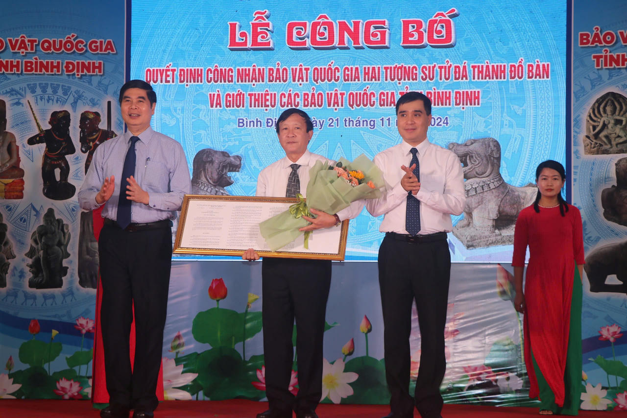 Hai tượng sư tử đá thành Đồ Bàn được công nhận bảo vật quốc gia