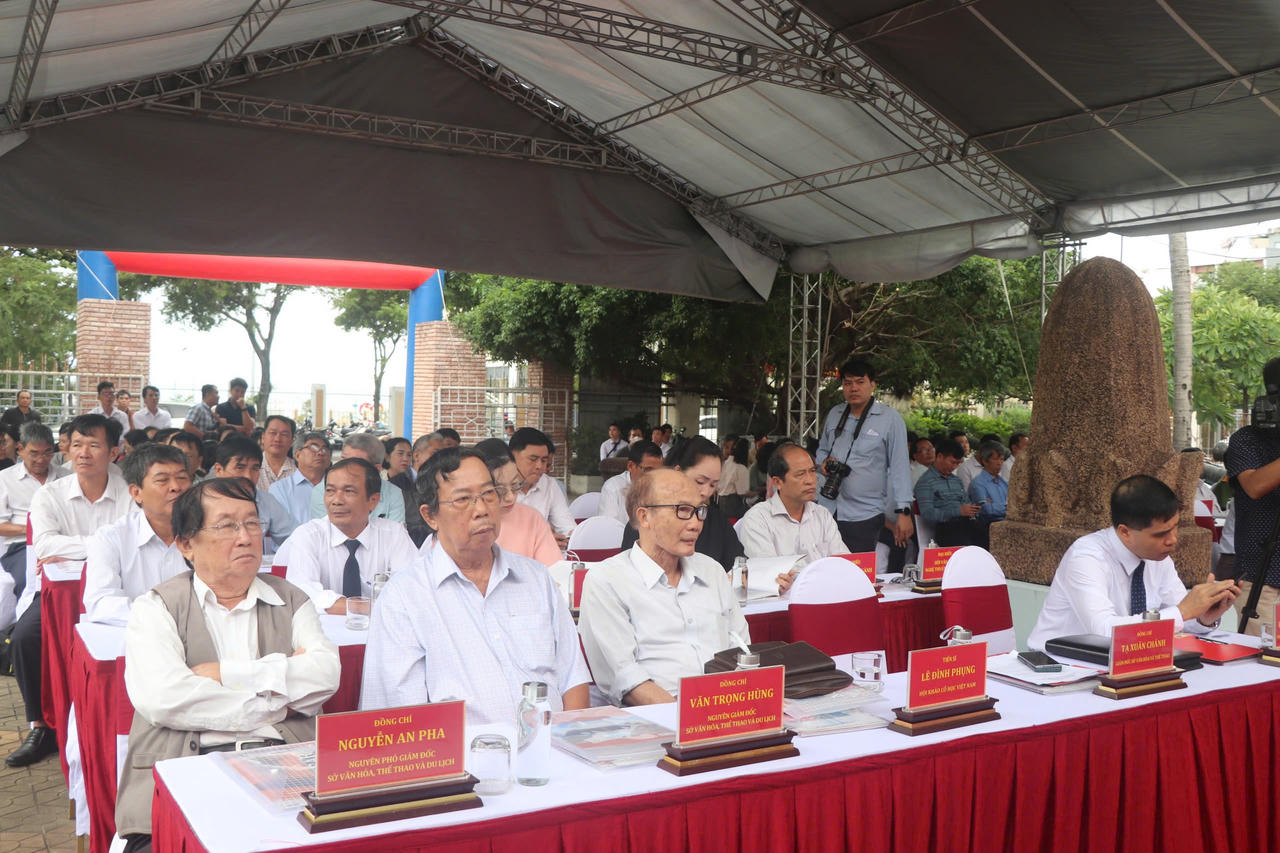 Hai tượng sư tử đá thành Đồ Bàn được công nhận bảo vật quốc gia