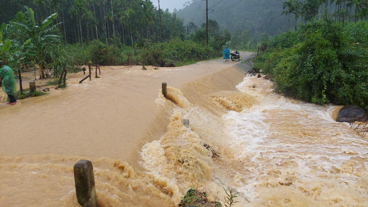 Bình Định: Chủ động điều tiết nước tại các hồ chứa và khắc phục các điểm sạt lở do ảnh hưởng mưa lớn kéo dài 