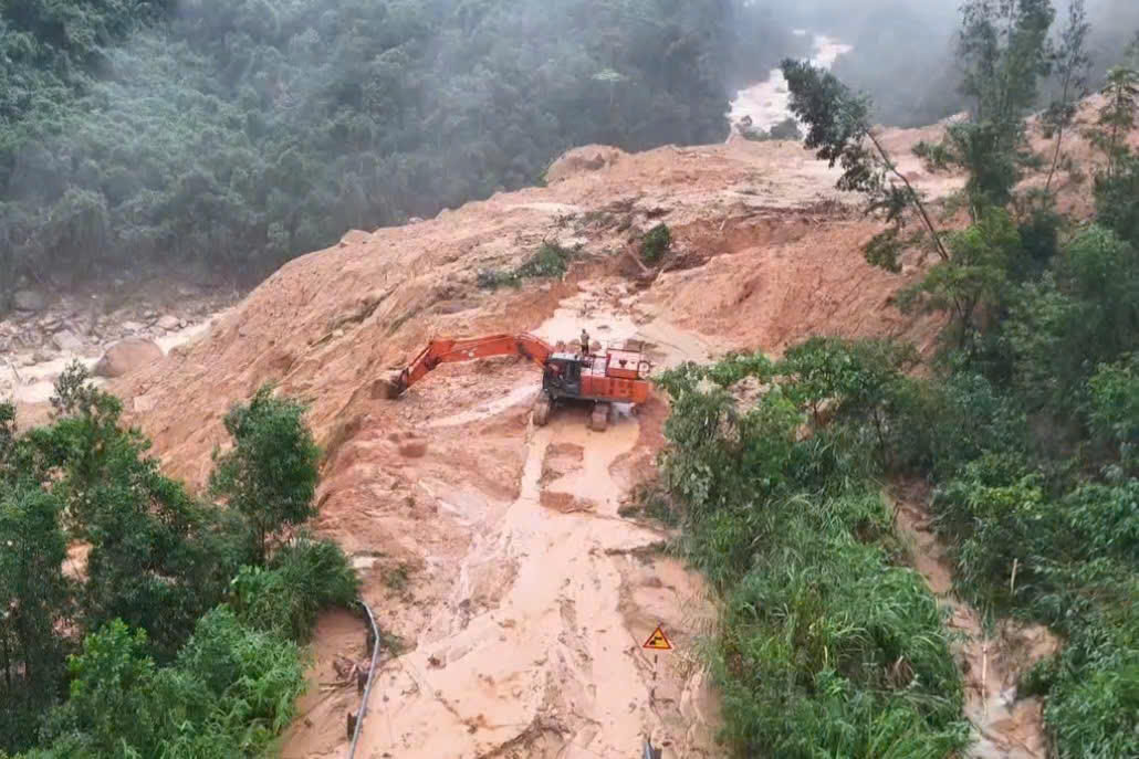 Sẽ cho nổ mìn khối đá hơn 100 tấn chắn ngang đèo Khánh Lê, Khánh Hòa