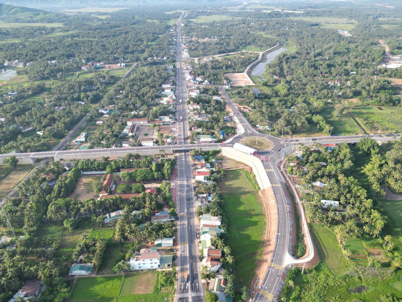 Bàn giao khai thác tuyến đường kết nối với đường ven biển tại thị xã Hoài Nhơn