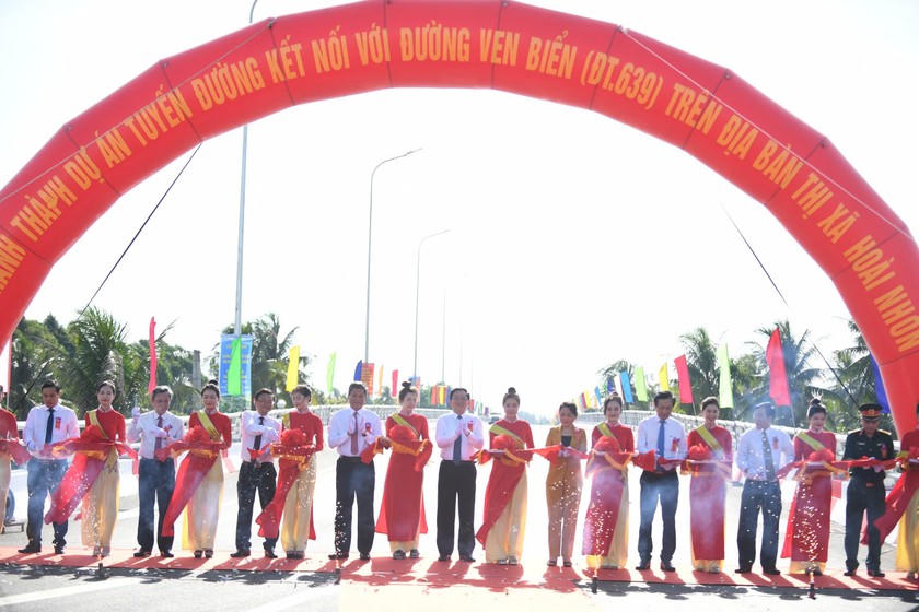 Bàn giao khai thác tuyến đường kết nối với đường ven biển tại thị xã Hoài Nhơn