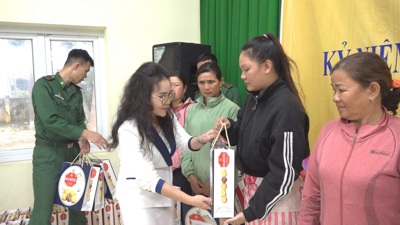 Báo Pháp luật Việt Nam tặng quà gia đình thương binh, liệt sĩ và người có công tại Bình Định