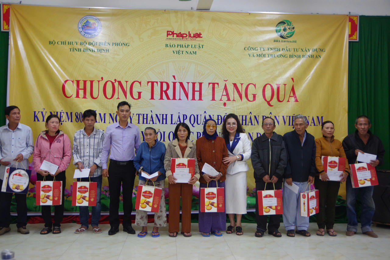 Báo Pháp luật Việt Nam tặng quà gia đình thương binh, liệt sĩ và người có công tại Bình Định