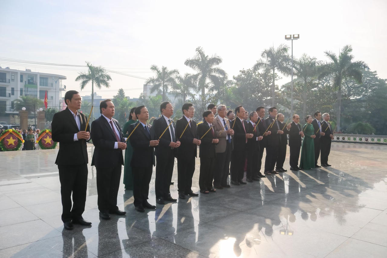 Lãnh đạo tỉnh Bình Định viếng Nghĩa trang liệt sĩ thành phố Quy Nhơn nhân dịp Tết Nguyên đán Ất Tỵ