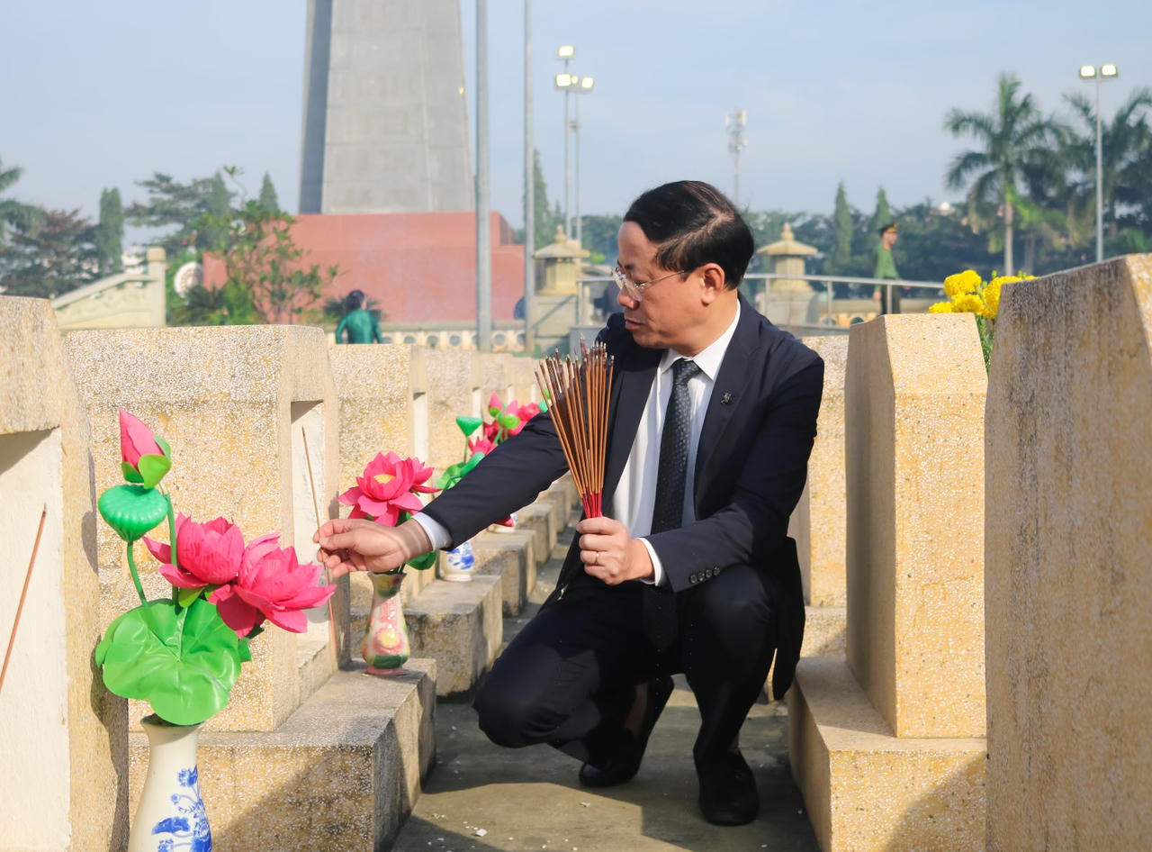 Lãnh đạo tỉnh Bình Định viếng Nghĩa trang liệt sĩ thành phố Quy Nhơn nhân dịp Tết Nguyên đán Ất Tỵ