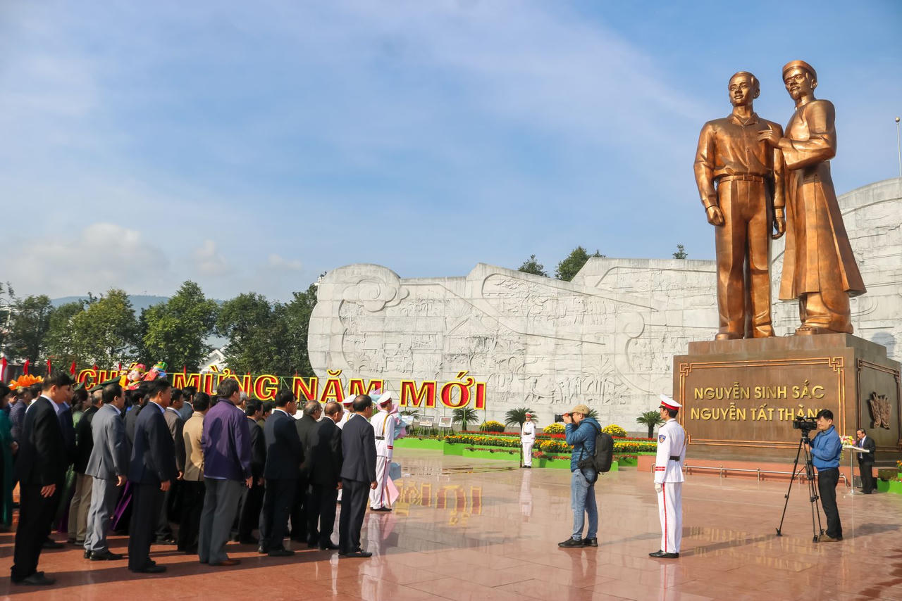 Lãnh đạo tỉnh Bình Định viếng Nghĩa trang liệt sĩ thành phố Quy Nhơn nhân dịp Tết Nguyên đán Ất Tỵ