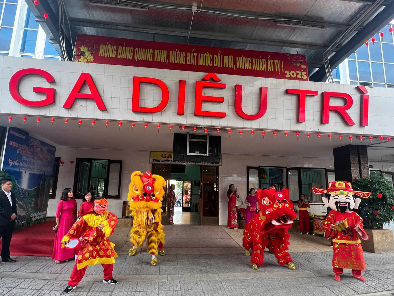 Ga Diêu Trì đón những vị khách đầu tiên "xông đất" Bình Định trong năm mới Ất Tỵ 2025 