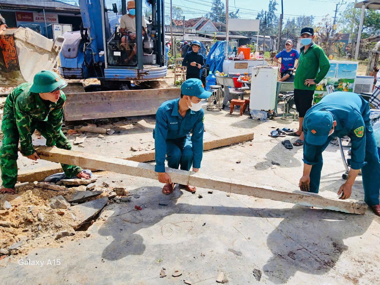 Bộ đội Biên phòng Bình Định tặng 100 suất quà, giúp đỡ hộ gia đình khó khăn 