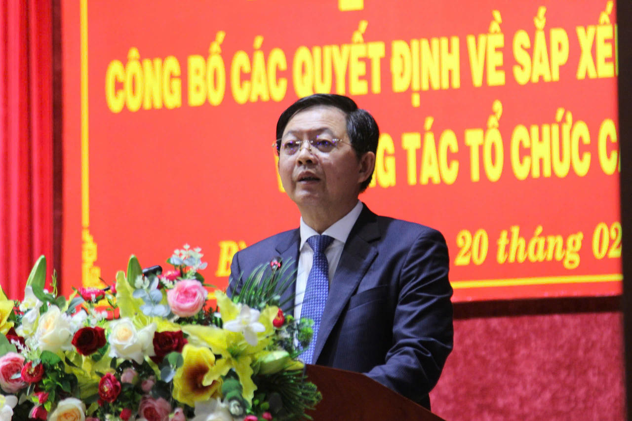 13 cán bộ chủ chốt của Bình Định được trao quyết định nghỉ hưu trước tuổi