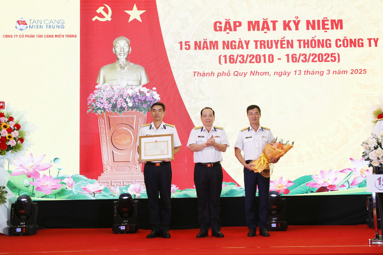 Tân cảng miền Trung đón nhận bằng khen của Bộ Quốc phòng và UBND tỉnh Bình Định trong kỷ niệm 15 năm ngày thành lập