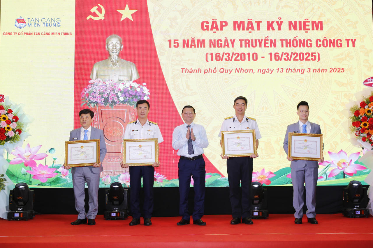 Tân cảng miền Trung đón nhận bằng khen của Bộ Quốc phòng và UBND tỉnh Bình Định trong kỷ niệm 15 năm ngày thành lập