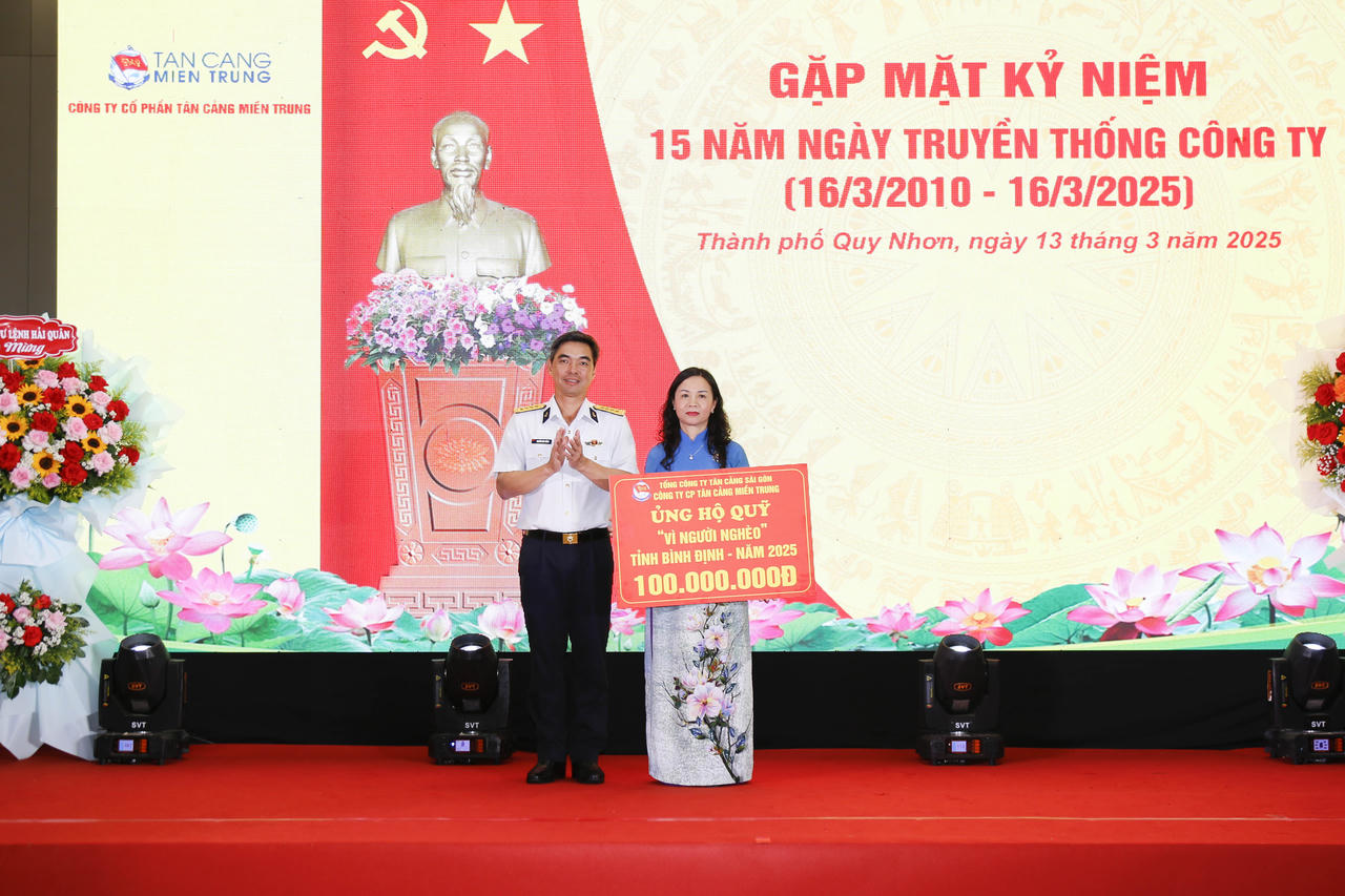 Tân cảng miền Trung đón nhận bằng khen của Bộ Quốc phòng và UBND tỉnh Bình Định trong kỷ niệm 15 năm ngày thành lập