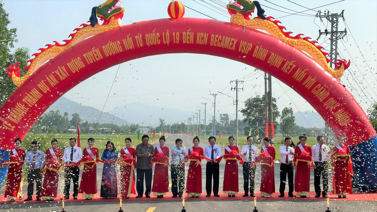 Phó Thủ tướng Nguyễn Chí Dũng dự Lễ khánh thành tuyến đường kết nối từ quốc lộ 19 đến Becamex VSIP Bình Định