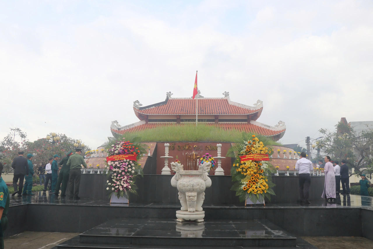 Trưởng Ban Tuyên giáo và Dân vận Trung ương dâng hương tại Khu căn cứ Núi Bà Bình Định