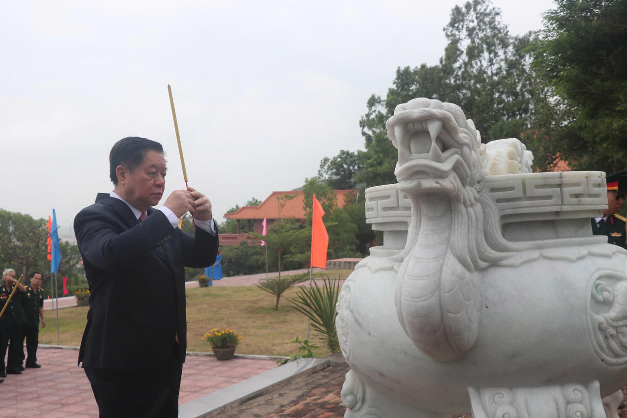 Trưởng Ban Tuyên giáo và Dân vận Trung ương dâng hương tại Khu căn cứ Núi Bà Bình Định