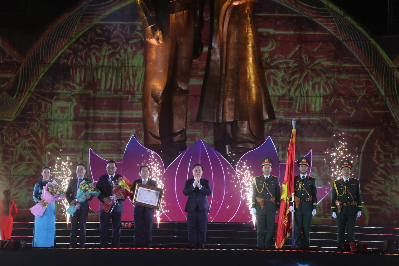 Bình Định đón nhận huân chương Độc lập hạng Ba trong Lễ kỷ niệm 50 năm ngày giải phóng tỉnh