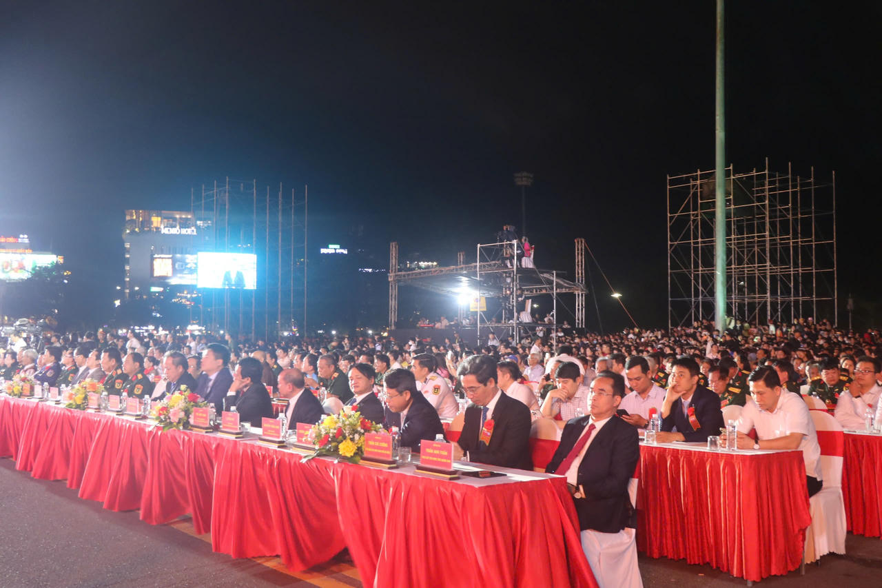 Bình Định đón nhận huân chương Độc lập hạng Ba trong Lễ kỷ niệm 50 năm ngày giải phóng tỉnh