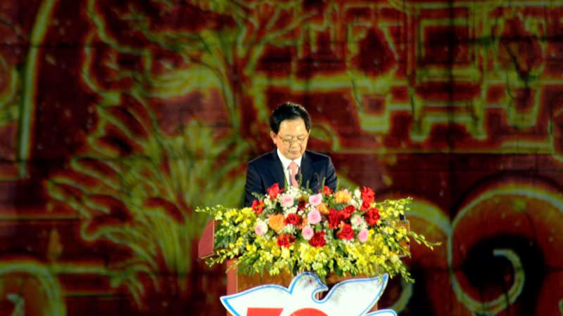 Bình Định đón nhận huân chương Độc lập hạng Ba trong Lễ kỷ niệm 50 năm ngày giải phóng tỉnh