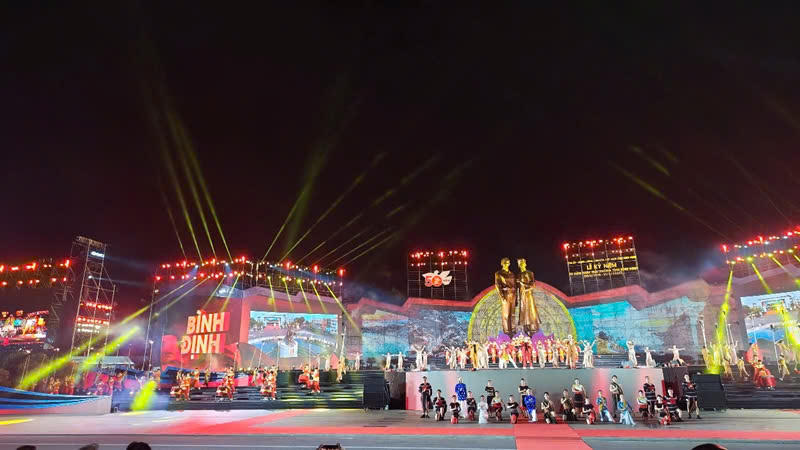 Bình Định đón nhận huân chương Độc lập hạng Ba trong Lễ kỷ niệm 50 năm ngày giải phóng tỉnh