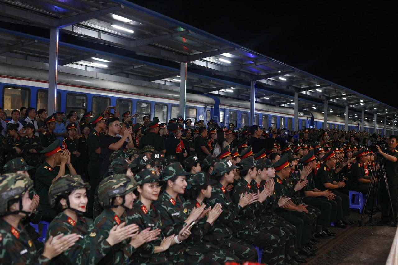 Bình Định nồng hậu chào đón Đoàn tham gia diễu binh, diễu hành dịp kỷ niệm 50 năm Ngày giải phóng miền Nam