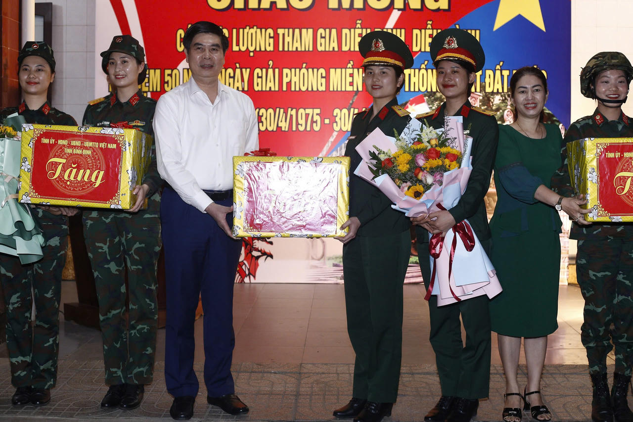 Bình Định nồng hậu chào đón Đoàn tham gia diễu binh, diễu hành dịp kỷ niệm 50 năm Ngày giải phóng miền Nam