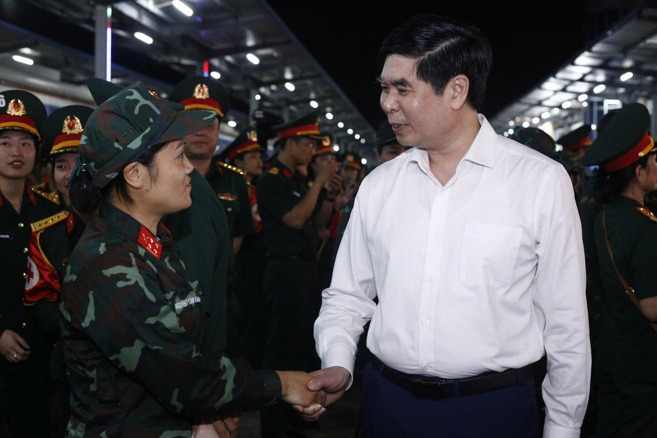 Bình Định nồng hậu chào đón Đoàn tham gia diễu binh, diễu hành dịp kỷ niệm 50 năm Ngày giải phóng miền Nam