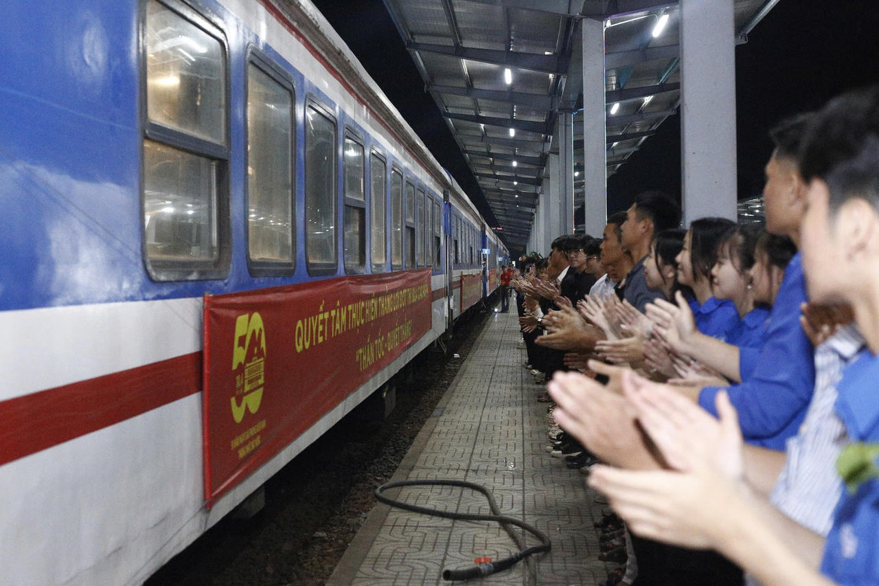 Bình Định nồng hậu chào đón Đoàn tham gia diễu binh, diễu hành dịp kỷ niệm 50 năm Ngày giải phóng miền Nam