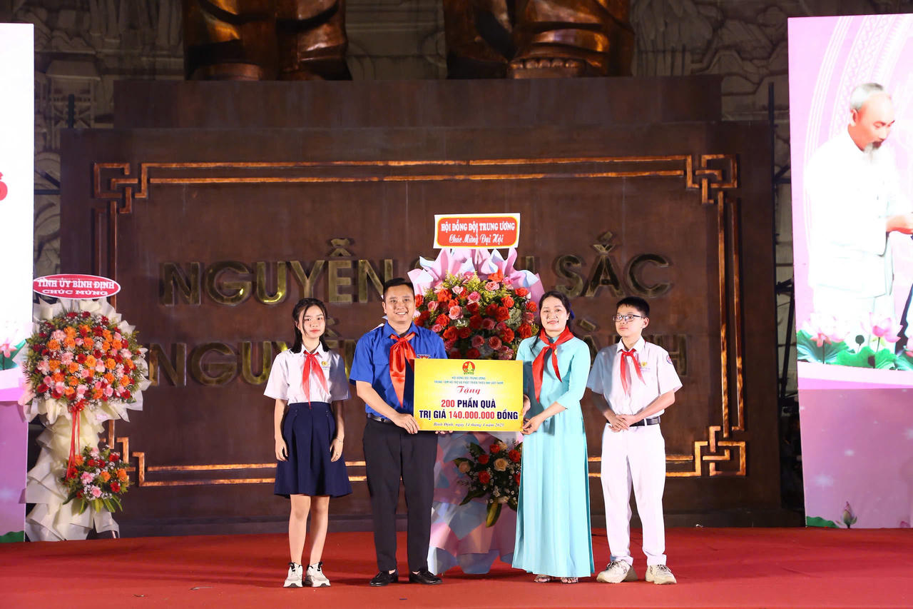 Tuyên dương 200 thiếu nhi tiêu biểu tại Đại hội Cháu ngoan Bác Hồ tỉnh Bình Định