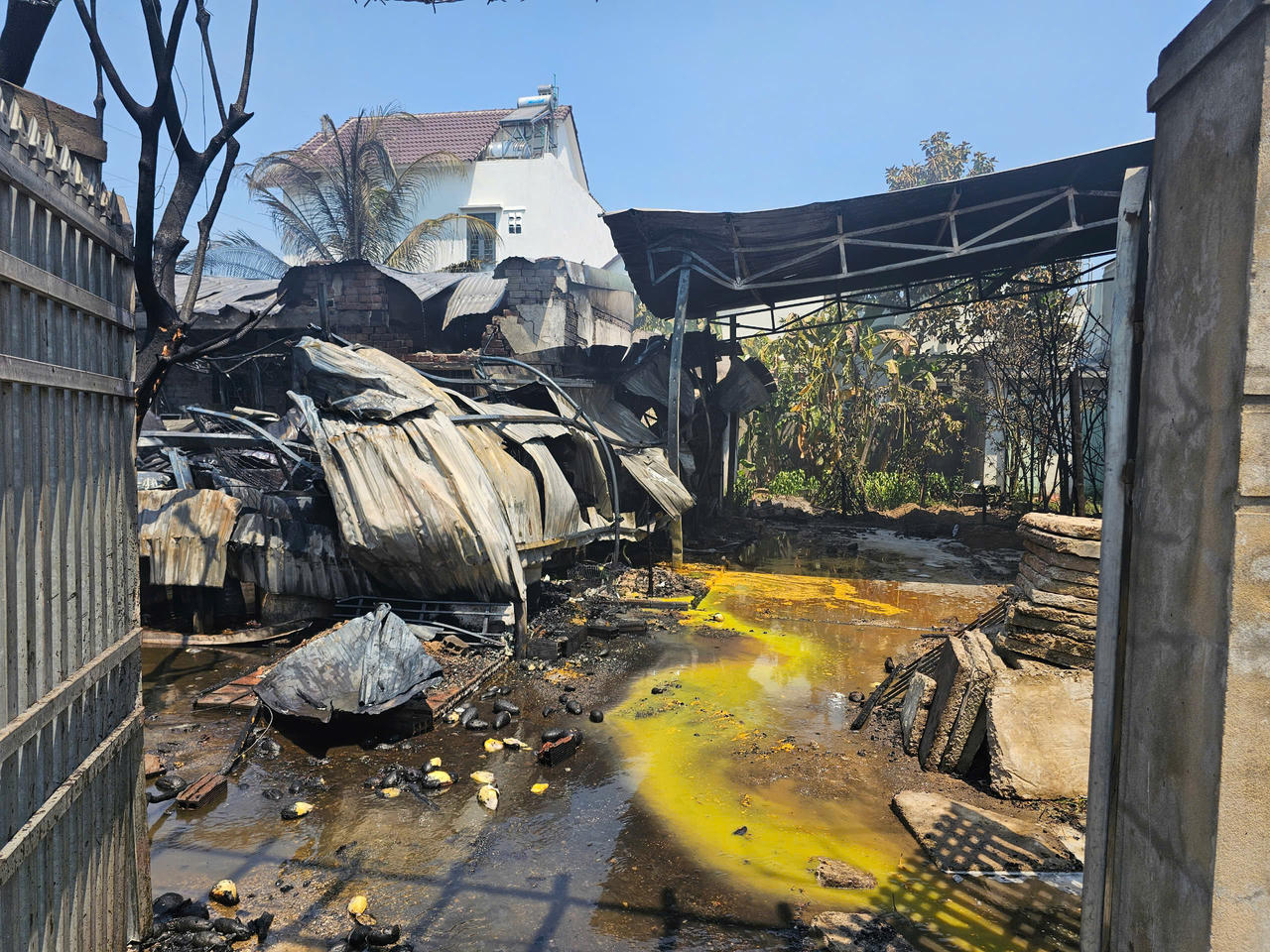 Cháy nhà ở kết hợp kinh doanh ở Bình Định, nhiều tài sản bị thiêu rụi