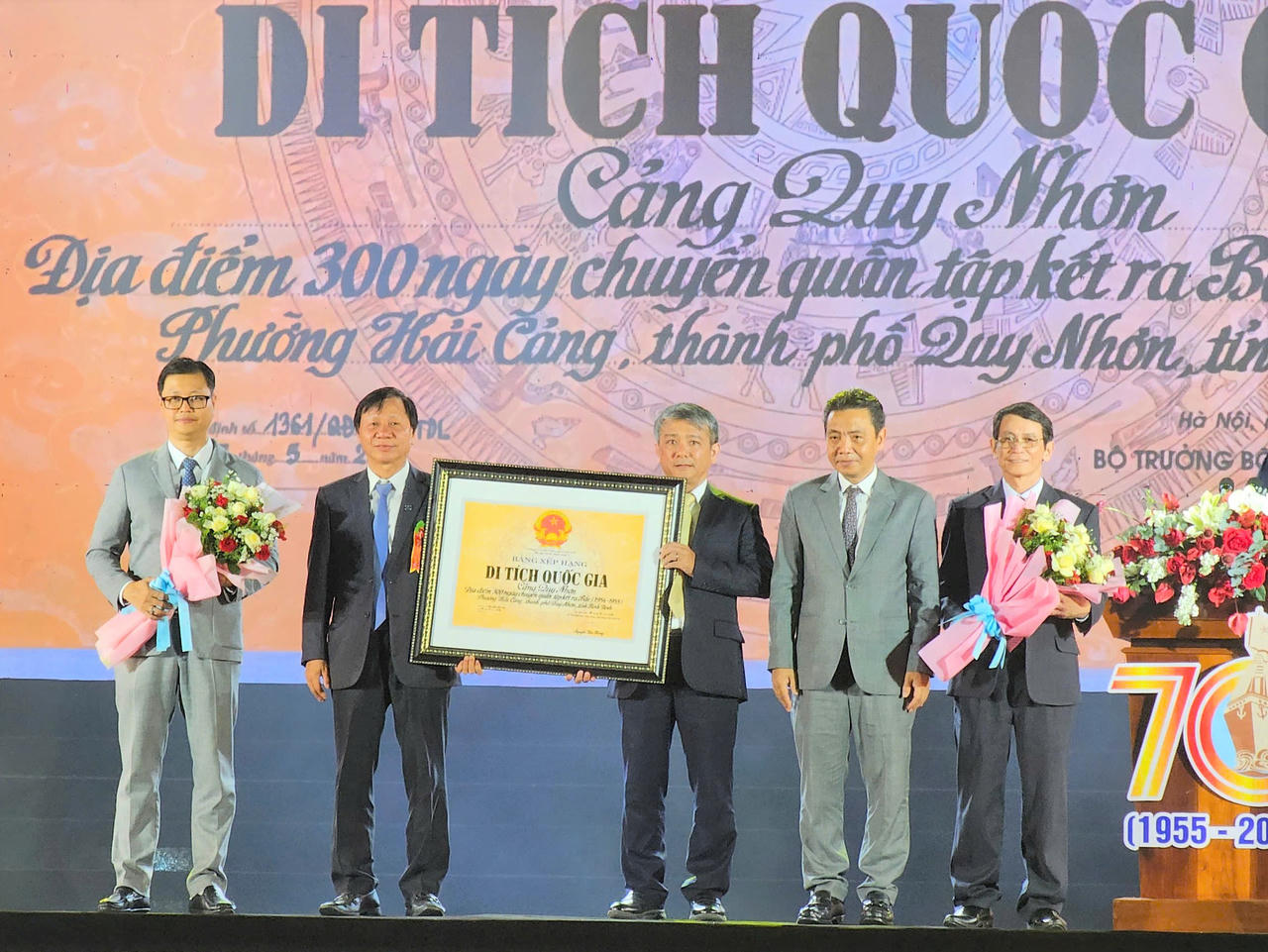 Đón nhận Bằng Di tích quốc gia 'Cảng Quy Nhơn - Địa điểm 300 ngày chuyển quân tập kết ra Bắc'