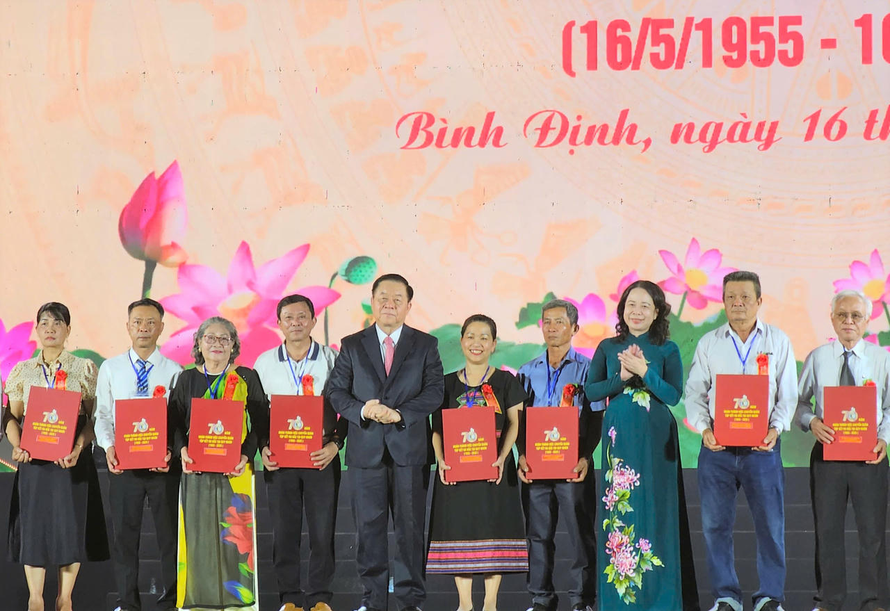 Đón nhận Bằng Di tích quốc gia 'Cảng Quy Nhơn - Địa điểm 300 ngày chuyển quân tập kết ra Bắc'