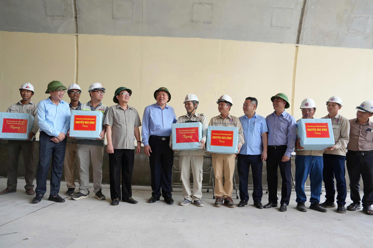 Phó Thủ tướng Thường trực kiểm tra tiến độ dự án cao tốc đường bộ Bắc – Nam đoạn qua Bình Định 