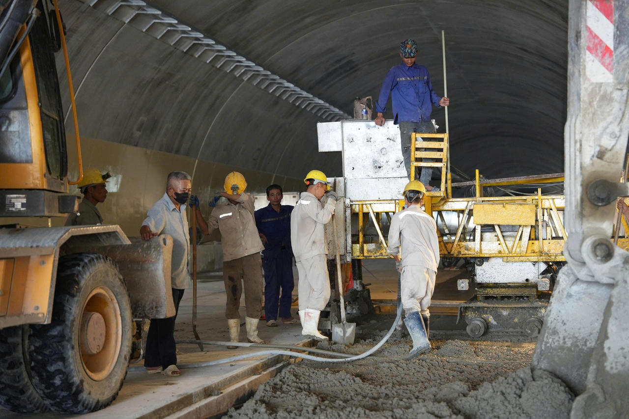 Phó Thủ tướng Thường trực kiểm tra tiến độ dự án cao tốc đường bộ Bắc – Nam đoạn qua Bình Định 