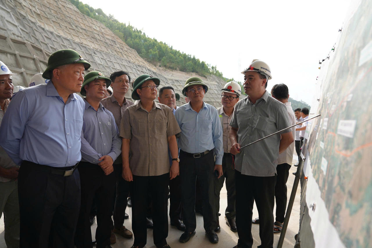 Phó Thủ tướng Thường trực kiểm tra tiến độ dự án cao tốc đường bộ Bắc – Nam đoạn qua Bình Định 