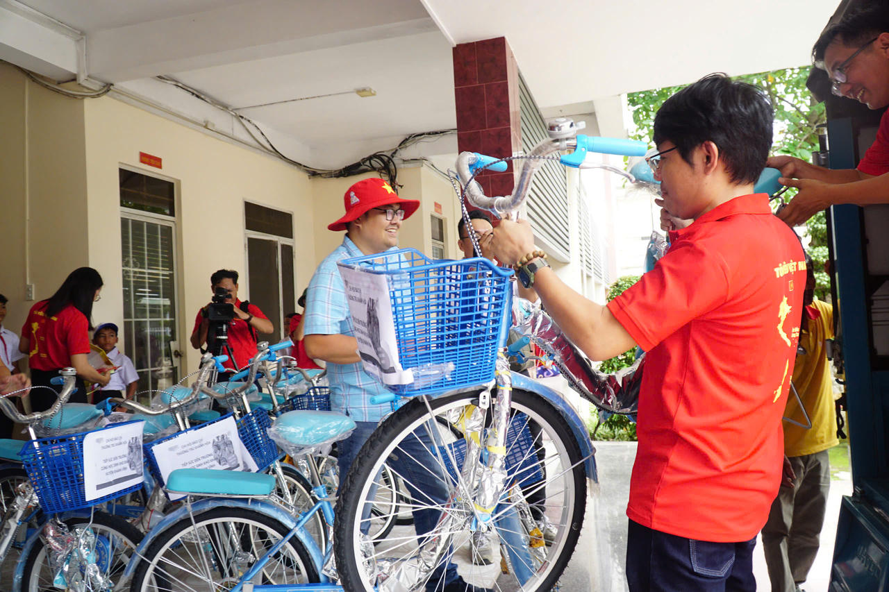 Kỷ niệm 100 năm ngày Báo chí Cách mạng Việt Nam: Người làm báo Khánh Hòa trao gửi yêu thương đến học sinh huyện vùng cao