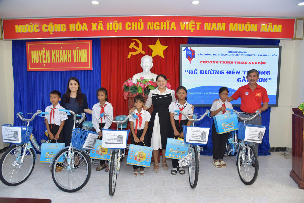 Kỷ niệm 100 năm ngày Báo chí Cách mạng Việt Nam: Người làm báo Khánh Hòa trao gửi yêu thương đến học sinh huyện vùng cao