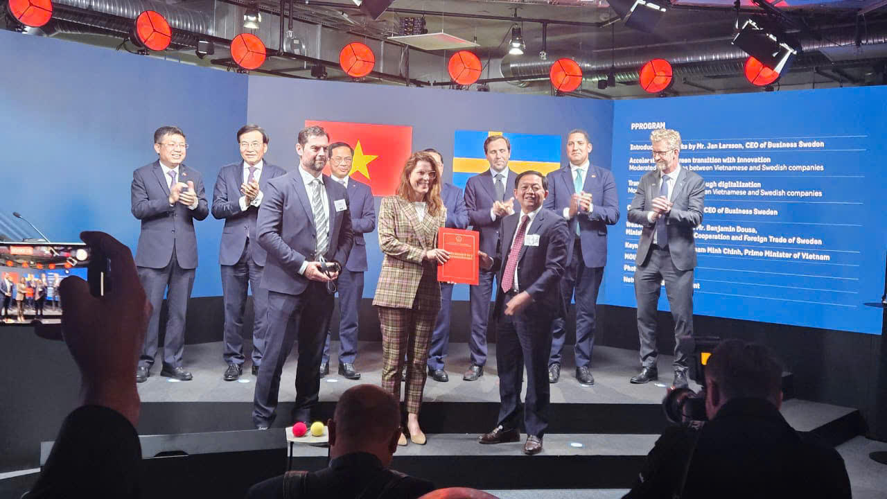 Trao Giấy chứng nhận đăng ký đầu tư Dự án "Tổ hợp sản xuất tái chế vải Polyester” 1 tỷ USD tại Thụy Điển