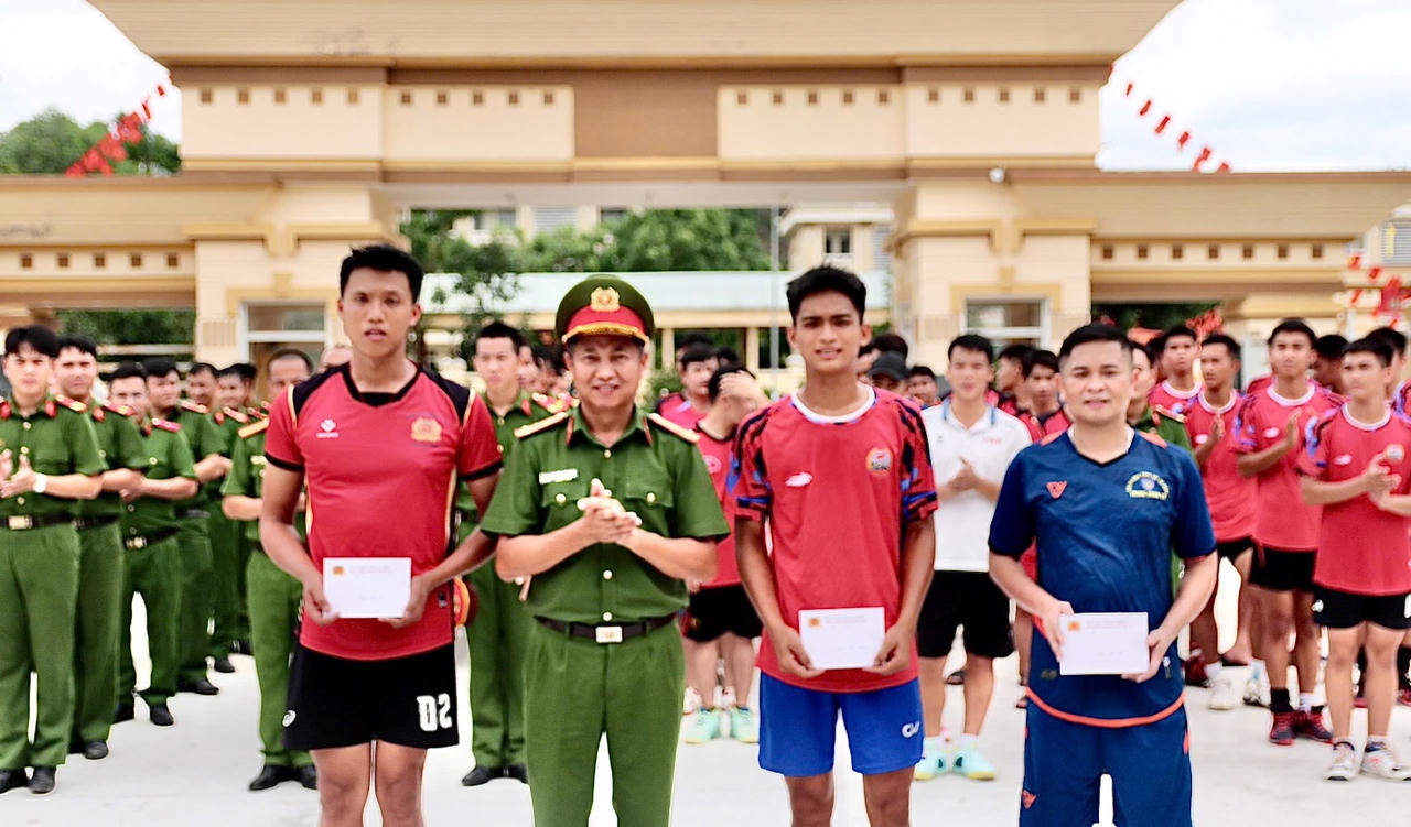 Nhiều hoạt động ý nghĩa, thiết thực trong dịp kỷ niệm 15 năm thành lập Trung đoàn Cảnh sát cơ động Nam Trung Bộ