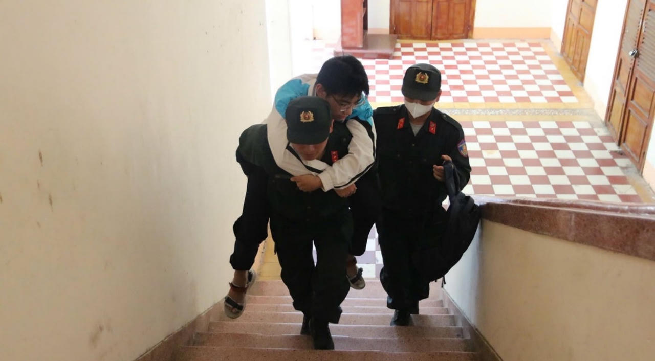 Cảnh sát cơ động Bình Định cõng thí sinh bị gãy chân đi thi