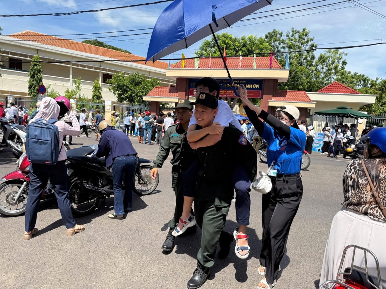 Cảnh sát cơ động Bình Định cõng thí sinh bị gãy chân đi thi