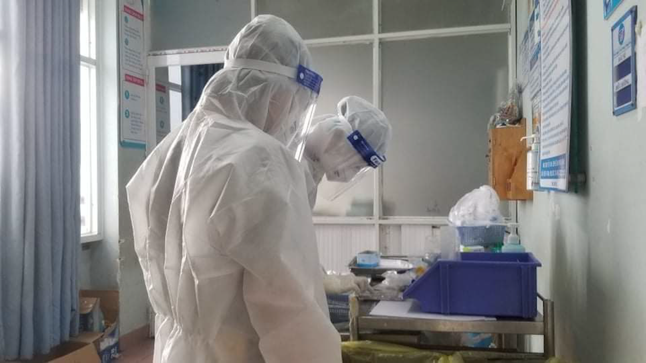 Điểm tựa của những bệnh nhân COVID-19: "Một người già bằng ba đứa trẻ"