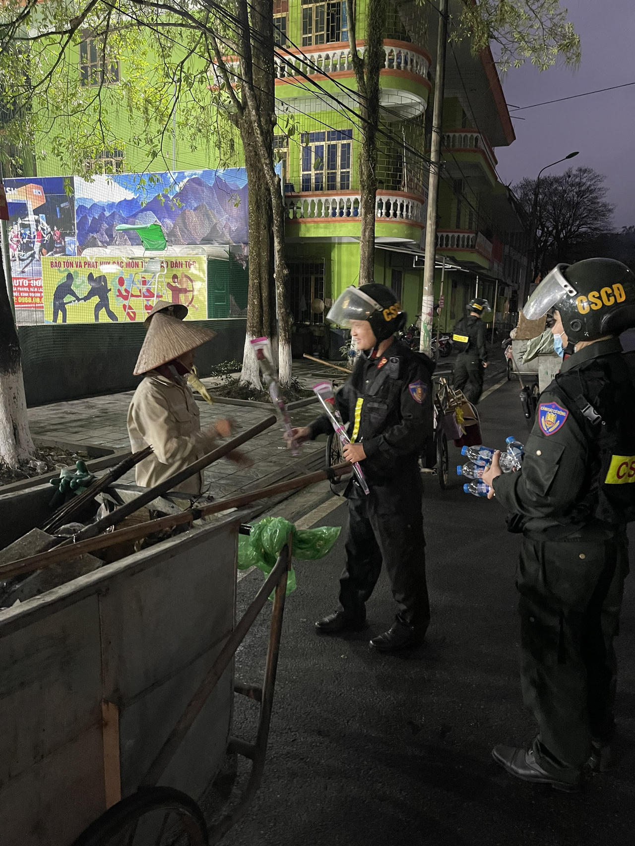 Phòng Cảnh sát cơ động - Công an tỉnh Hà Giang tặng hoa chúc mừng 8/3 nữ nhân viên môi trường và đô thị Hà Giang