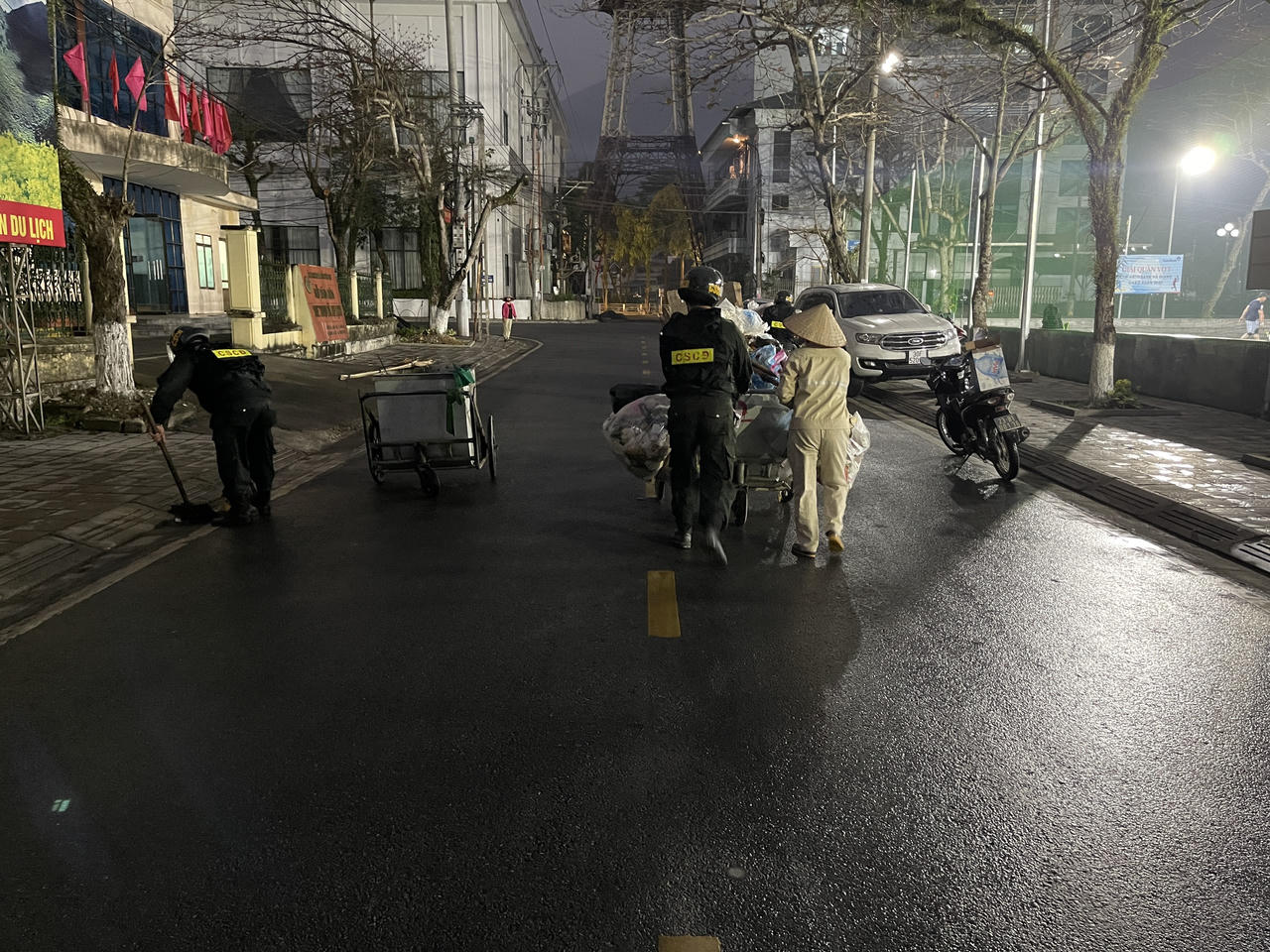 Phòng Cảnh sát cơ động - Công an tỉnh Hà Giang tặng hoa chúc mừng 8/3 nữ nhân viên môi trường và đô thị Hà Giang