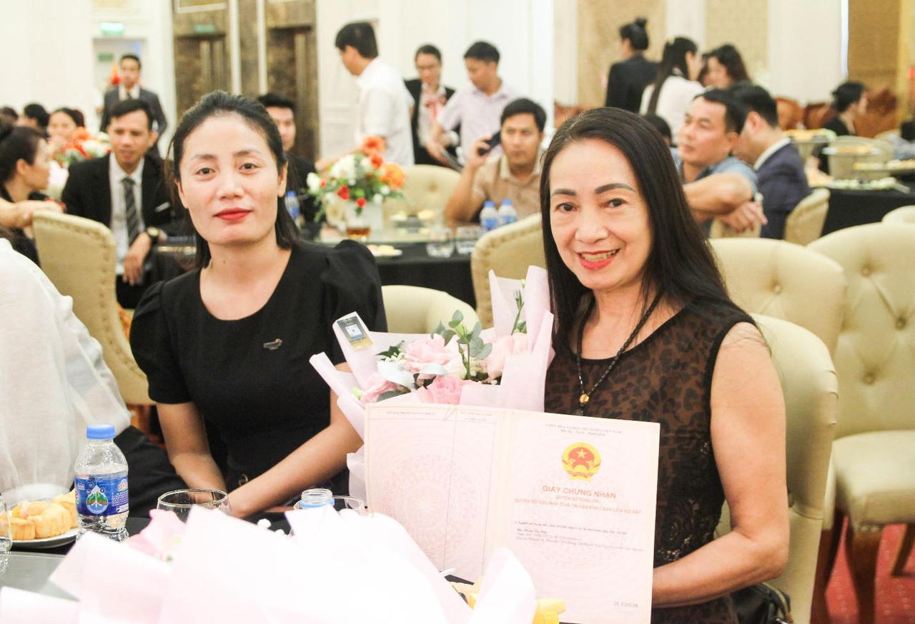 Cư dân vui mừng nhận Giấy chứng nhận quyền sử dụng đất tại Danko City 